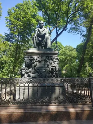 Памятник Крылову в Петербурге