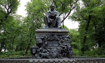 Памятник к Ивану Krylov в саде лета в Санкт-Петербурге Стоковое Изображение  - изображение насчитывающей историческо, классическо: 45610845
