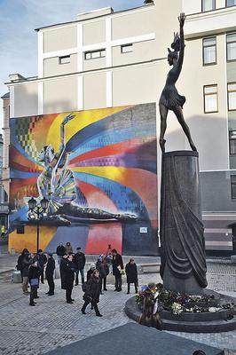 В Москве открыли памятник Майе Плисецкой в день ее 91-летия