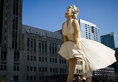 В Чикаго установили гигантскую Мэрилин Монро - KP.RU