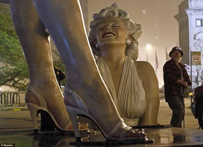 Статуя Мэрилин Монро переезжает из Чикаго в Палм-Спрингс - ТАСС