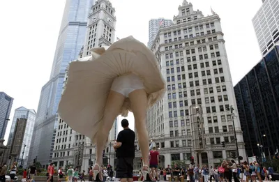В Чикаго появились гигантские ноги Мэрилин Монро