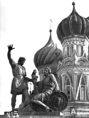 Завершилась реставрация памятника Минину и Пожарскому в Москве
