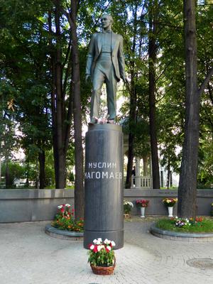 Памятник Муслиму Магомаеву (Москва) — Википедия