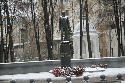 В Киеве открыли сквер и памятник Муслиму Магомаеву | УНИАН