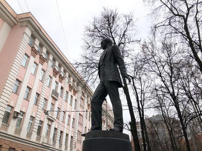 Файл:Памятник Муслиму Магомаеву в Киеве.jpeg — Википедия