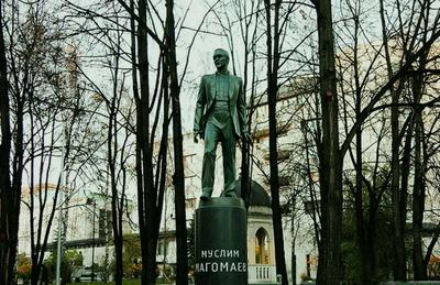 Памятник Муслиму Магомаеву в Москве