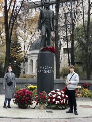 У памятника Муслиму Магомаеву в Москве снова цветы, песни и верные  поклонники (ФОТОЛЕНТА, ВИДЕО) — AZRU