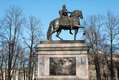 В Петербурге появился еще один памятник Петру Первому