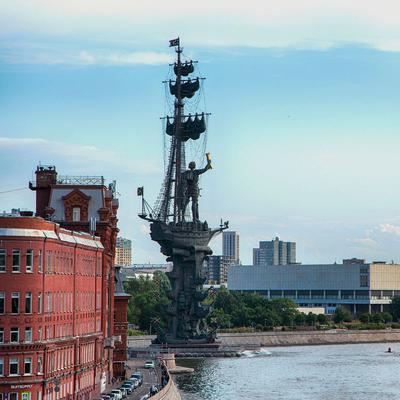 Памятник Петру I «В ознаменование 300-летия Российского флота» (Москва)
