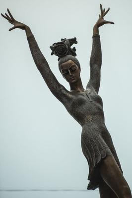Памятник Майе Плисецкой открылся в Москве в день рождения выдающейся  балерины на Большой Дмитровке, в сквере, названном в ее честь.
