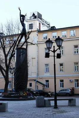 Памятник балерине Майе Плисецкой открыли в Москве - YouTube