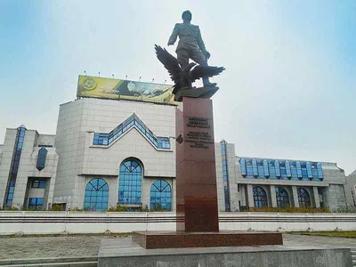 Памятник Покрышкину установили в центре площади Карла Маркса 13 апреля 2022  года - 13 апреля 2022 - НГС.ру