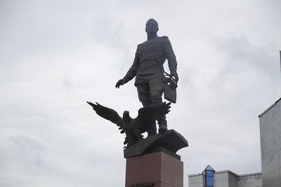 Перед 9 мая памятник летчику Покрышкину разобрали в Новосибирске  (ФОТОРЕПОРТАЖ)