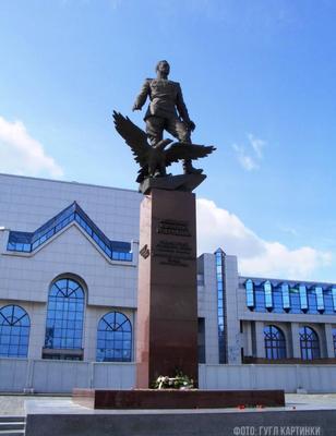 Памятник Покрышкину в Новосибирске на обзорных автобусных экскурсиях от  \"Город Сказка\"