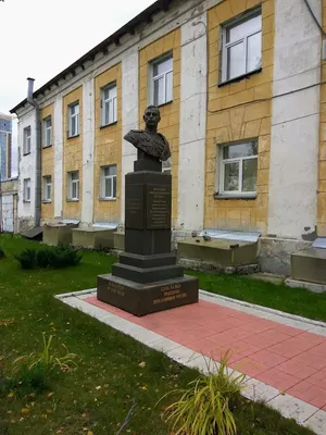 Памятник маршалу Покрышкину убрали с площади Маркса в Новосибирске