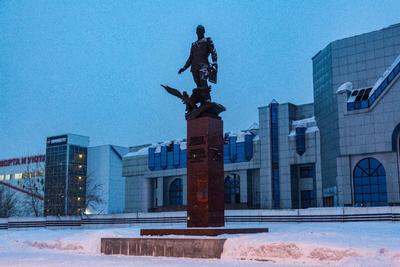 В Новосибирске памятник Покрышкину начали переносить в центр площади Карла  Маркса - KP.RU