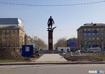 В Новосибирске прикрыли клумбу вокруг памятника Покрышкину | 05.08.2022 |  Новосибирск - БезФормата