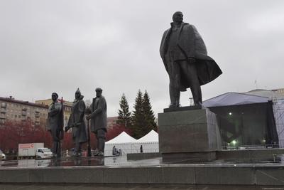 Памятник Покрышкину начали переносить в центр площади Маркса в Новосибирске  | ОБЩЕСТВО | АиФ Новосибирск