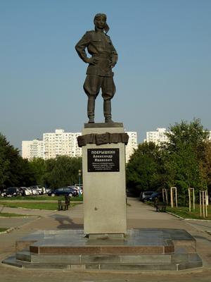 В Новосибирске завершили благоустройство у памятника Покрышкину на площади  Маркса