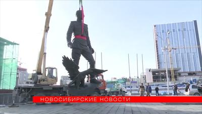 Памятник Покрышкину сняли с постамента на площади Маркса