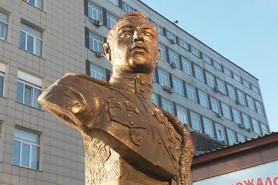 Statue of Aleksandr Pokryshkin - Picture of Statue of Aleksandr Pokryshkin,  Novosibirsk - Tripadvisor
