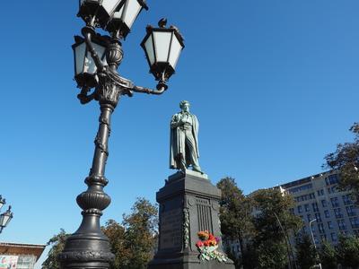 NEWSru.com :: Памятник Пушкину в Москве утратит голубизну после реставрации