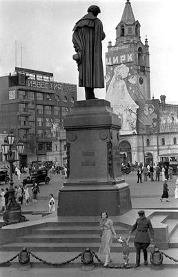 15 августа 1950 года памятник Александру Пушкину перенесли с Тверского  бульвара на Страстную площадь