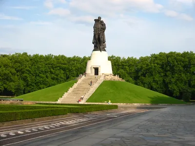 Памятник советскому солдату в Берлине фото
