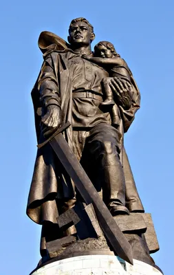Путин говорит on X: \"Памятник советскому солдату с девочкой на руках.  Трептов-парк. Берлин. Честь и хвала тем, кто чтит и помнит по всему миру.  #МирноеНебо https://t.co/z3J8nSr6WA\" / X