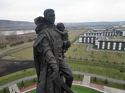 Памятник советскому солдату, спасшему немецкую девочку, открыт в городе  Кемерово