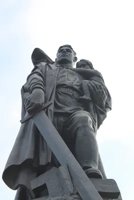 Памятник советскому солдату освободителя в Берлине, Германии Стоковое  Изображение - изображение насчитывающей германия, вход: 136392481