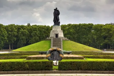 Памятники советским воинам в Берлине - Марафон \"Наша Победа\" - 2017 -  YouTube