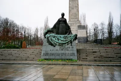 Мемориал павшим советским воинам в Тиргартене / Достопримечательности /  Берлин - вдоль и поперек