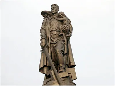 Памятник Советскому солдату с девочкой, спасённой на руках» | ВКонтакте