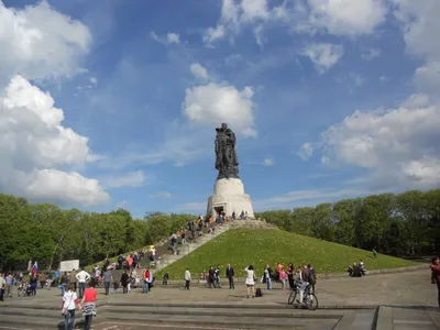 70 лет назад в Берлине, в Трептов-парке открыли мемориал советским воинам.  Новости. Первый канал