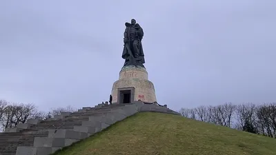 Памятник советскому солдату 08.04.22 в Берлине | Пикабу
