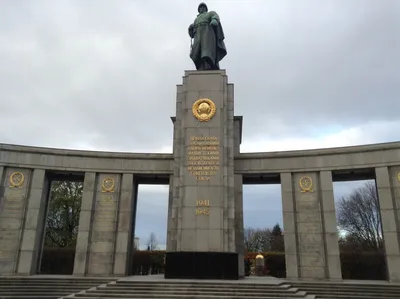 Советский военный мемориал и памятник Воину-освободителю в Трептов-парке в  Берлине. Фото