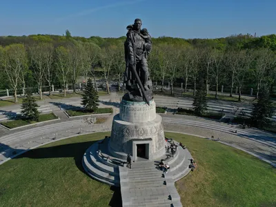 Как выглядит монумент советскому солдату в Берлине. Правительство Германии  обязано вечно охранять этот памятник | Куда Глаза Глядят | Дзен