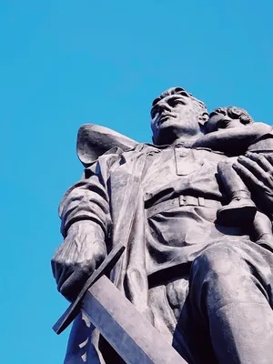 Памятник к советскому солдату в Берлине на день победы, Germa Редакционное  Стоковое Фото - изображение насчитывающей история, россия: 107424738