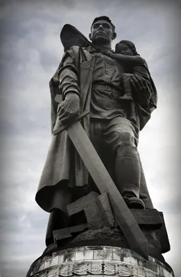Призыв к \"убийству всех русских\"»: опубликовано фото оскверненного  мемориала советским воинам в Берлине