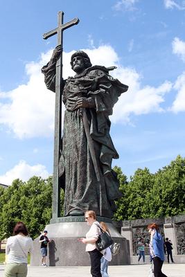 Памятник князю Владимиру на Боровицкой площади или Один взгляд на образ  Крестителя Руси