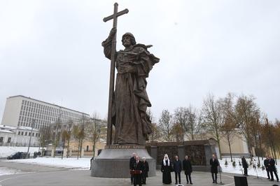 В Москве официально открыли памятник князю Владимиру
