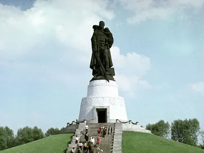 Вандалы вновь осквернили мемориал в Трептов-парке в Берлине - РИА Новости,  18.04.2022