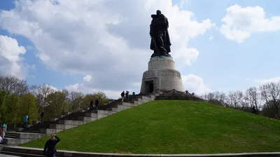 Кузбасс открывает мемориал Воину-освободителю, где установлена точная копия  памятника советскому солдату в берлинском Трептов-парке - KP.RU