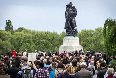 Мемориал Воину-Освободителю открыли в Кемерово, он является точной копией  скульптуры в Берлине - Сибирь || Интерфакс Россия