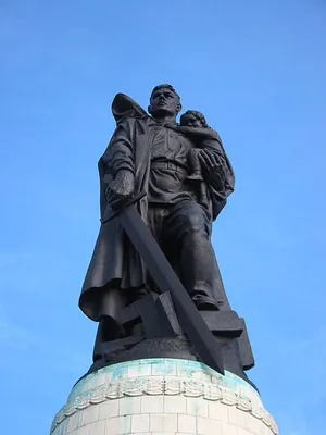 Память жертв войны почтили у памятника Воину-Освободителю в Берлине