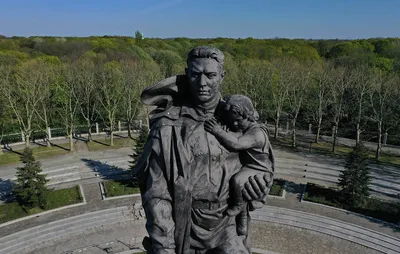 Вандалы осквернили памятник советскому Воину-освободителю в Берлине | ВЕСТИ  | Дзен