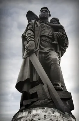 Немцы не снесут советские памятники. Они знают, кто освободил их от нацизма  | 07.10.2022, ИноСМИ