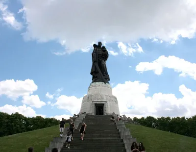 Мемориал советским солдатам в Трептов-парке – DW – 24.03.2010